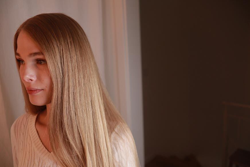 Вы можете увидеть прямые волосы, уложенные с помощью Dyson Corrale. 